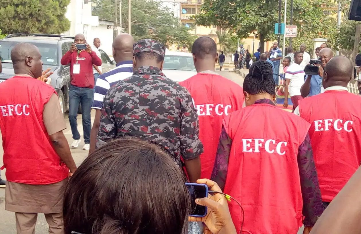 EFCC Arrests Over 100 Bureau De Change Operators in Abuja as Naira Slump Deepens