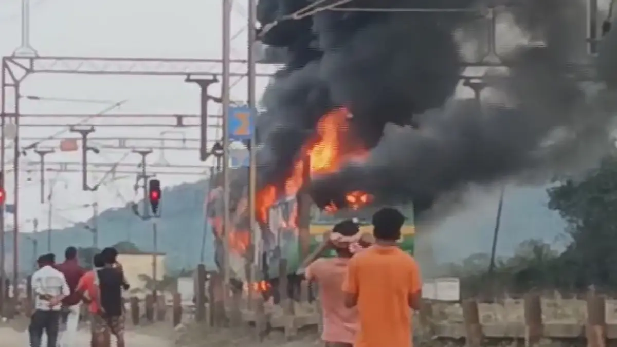 Fire erupts in maintenance train engine in Dhenkanal, close shave for 12 railway employees 