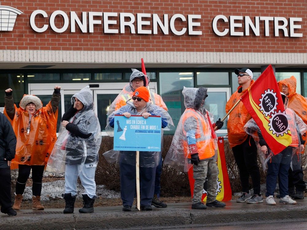 Non-Public Funds workers picket outside Ottawa health conference