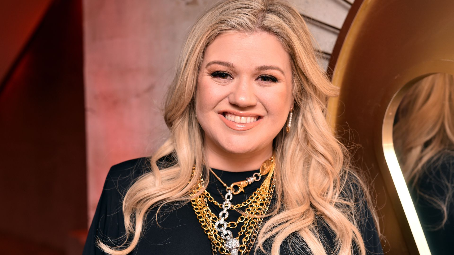 Kelly Clarkson looks better than ever in skintight red dress and new hairstyle