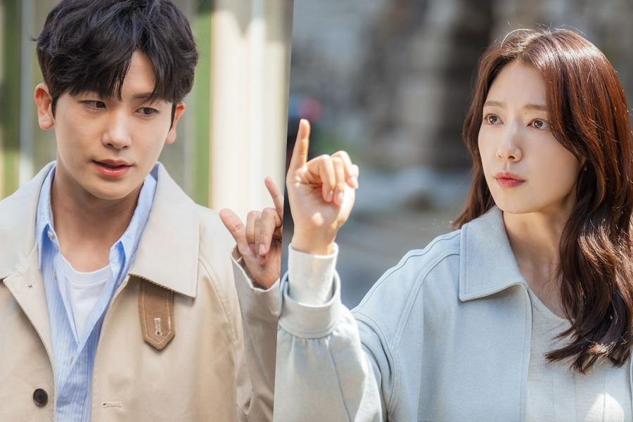 Park Hyung Sik And Park Shin Hye Make A Pinky Promise In “Doctor Slump”