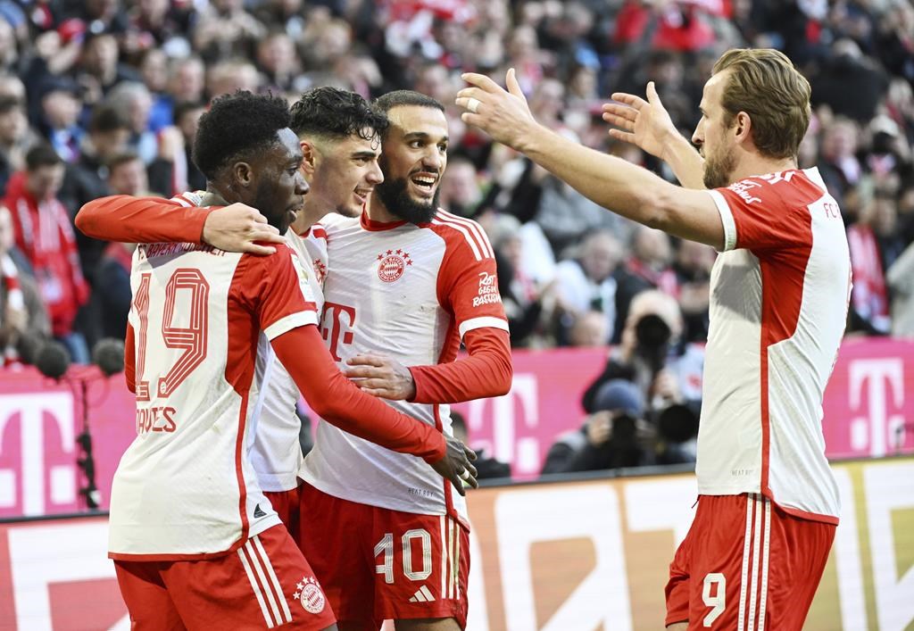 Alphonso Davies twists knee in Bayern Munich’s win over Gladbach