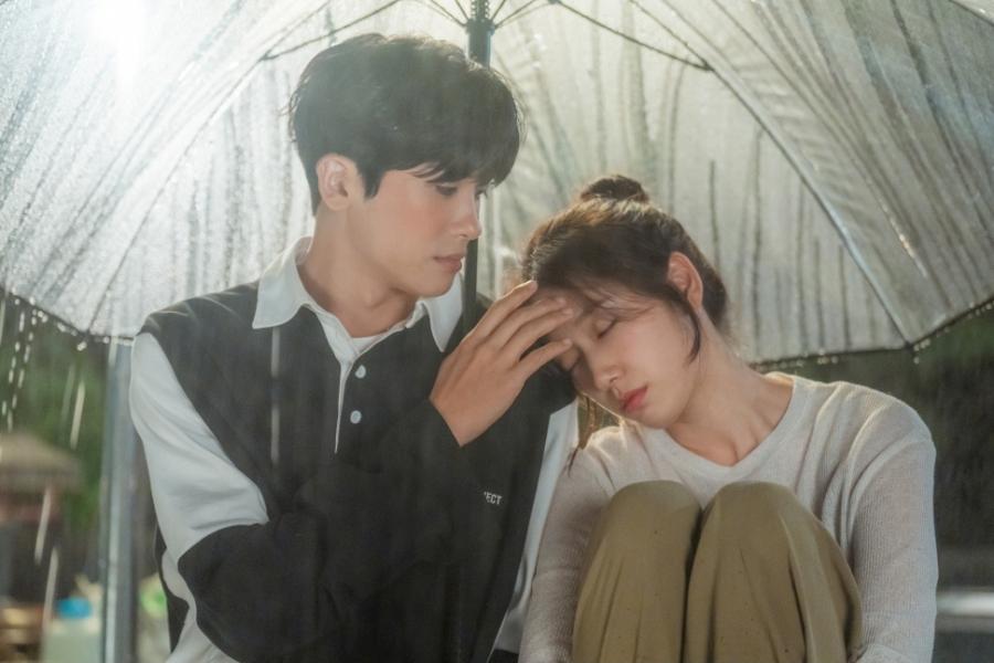 Park Shin Hye Winds Up In Park Hyung Sik’s Arms On “Doctor Slump”