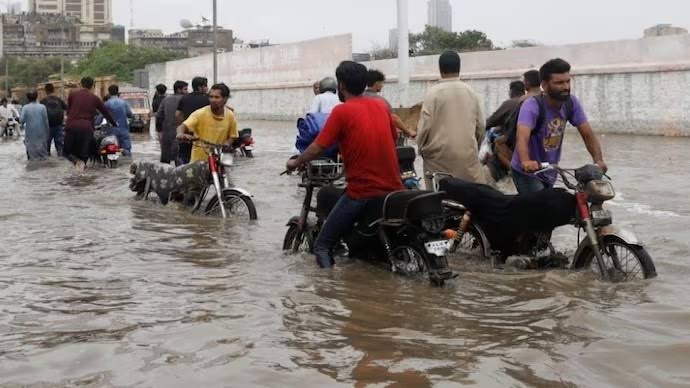 Rain Lashes Karachi for Second Day as Parts of Pakistan’s Commercial Hub Still Underwater