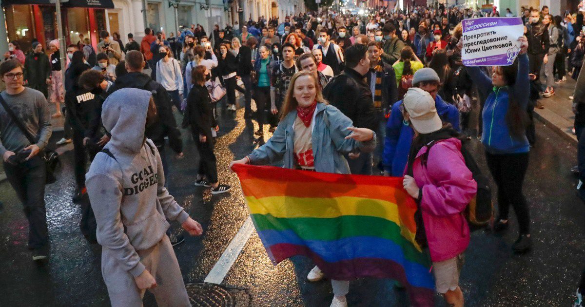 First Russians are fined or jailed over rainbow-colored items after LGBTQ ‘movement’ is outlawed