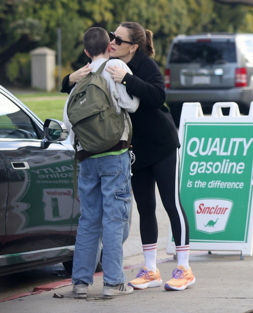 Ben Affleck and Jennifer Garner’s 15-year-old Seraphina debuts buzzcut on outing with mom