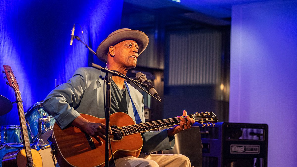 Eric Bibb is one of today’s most important acoustic blues guitarists – and his fingerpicking style is an absolute must-learn