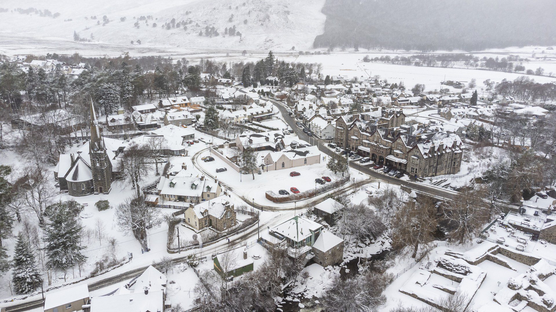 UK weather: Met Office warns of snow to fall in just hours as temperatures plunge to icy 0C… & heavy rain is on the way