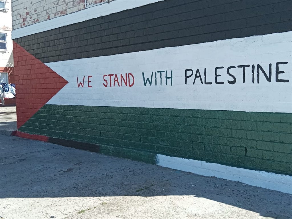 News24 | Brush with the law: Lavender Hill resident still waiting on permit to repaint Palestine flag mural