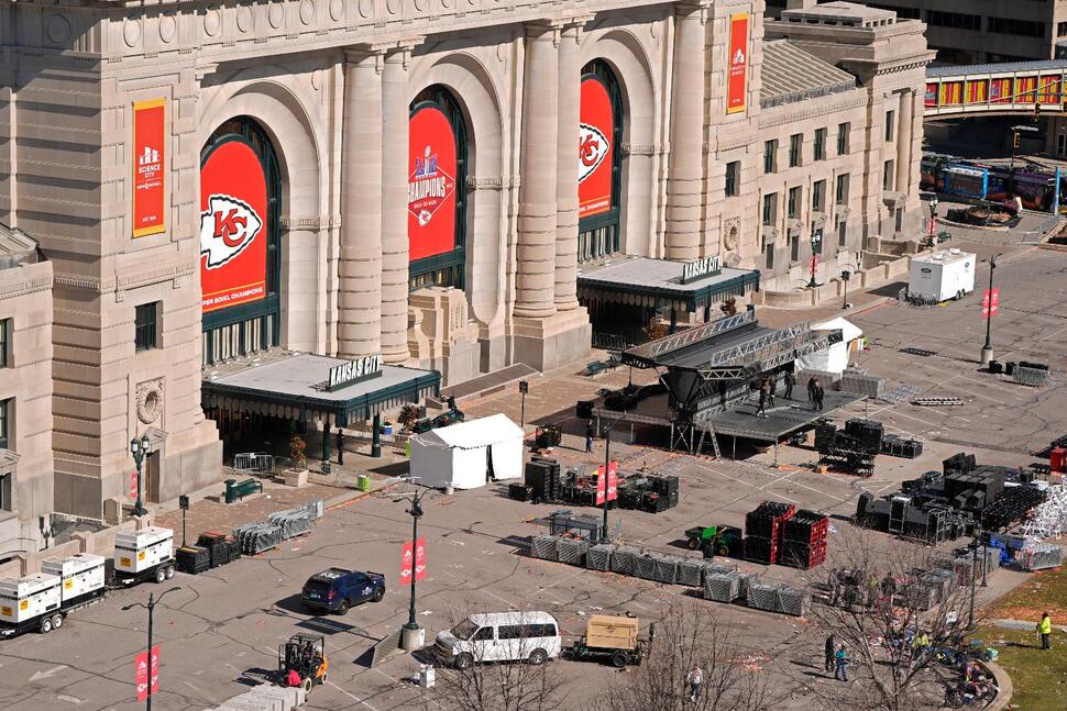 Bystander Tells of Tackling Armed, Fleeing Person After Shooting at Chiefs’ Super Bowl Parade