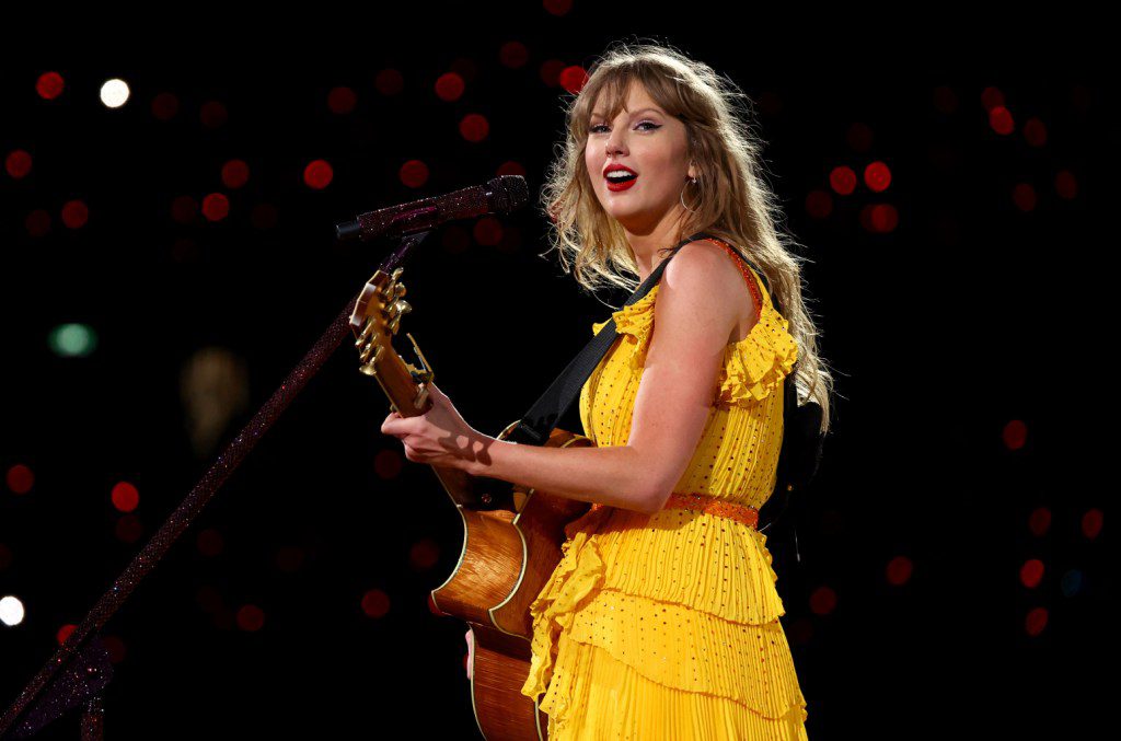 Taylor Swift Debuts ‘Getaway Car,’ ‘August’ & ‘The Other Side of the Door’ Mashup Live in Melbourne: Watch