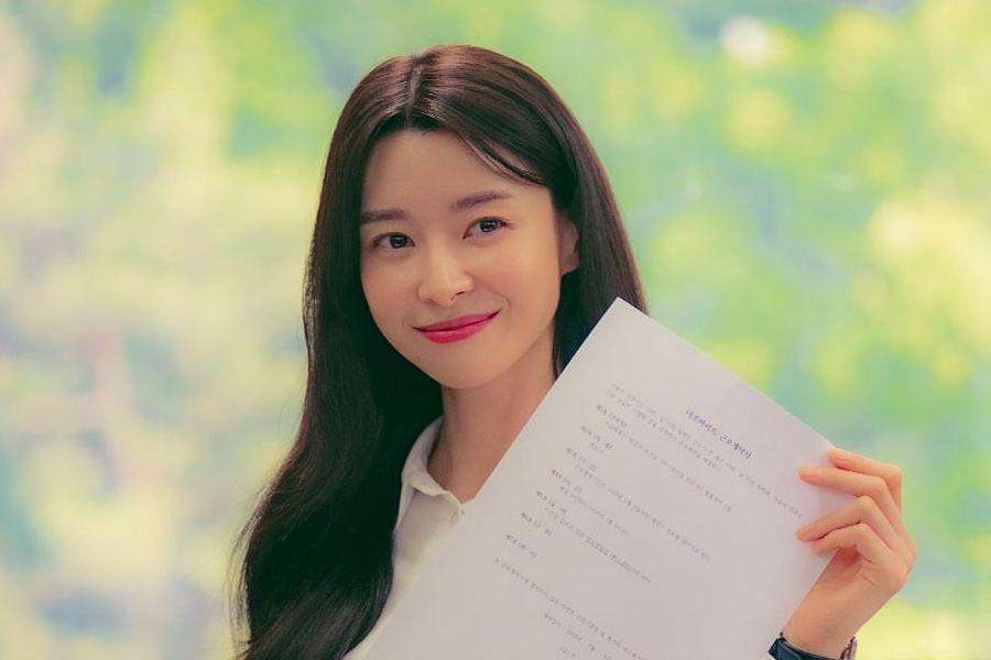 Kwon Nara Is A Righteous Lawyer With Ghost Clients In “Midnight Studio”