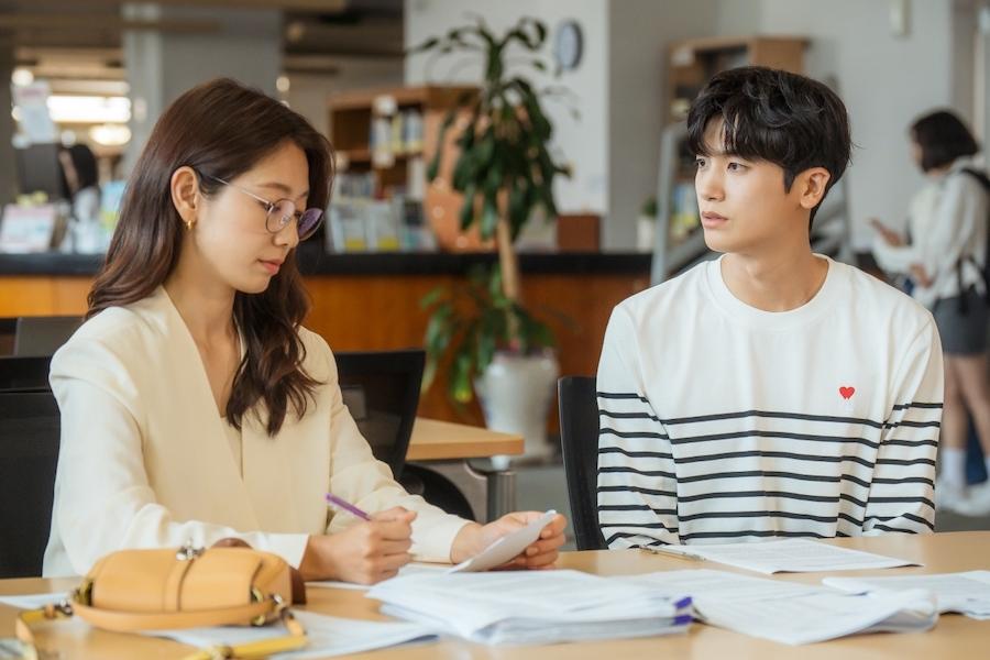 Park Hyung Sik Only Has Eyes For Park Shin Hye On Their Date In “Doctor Slump”