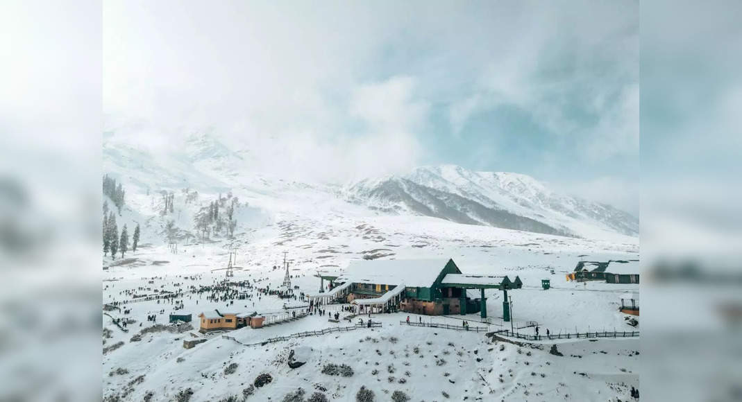 Gulmarg in Kashmir gets covered in 16 inches snow!