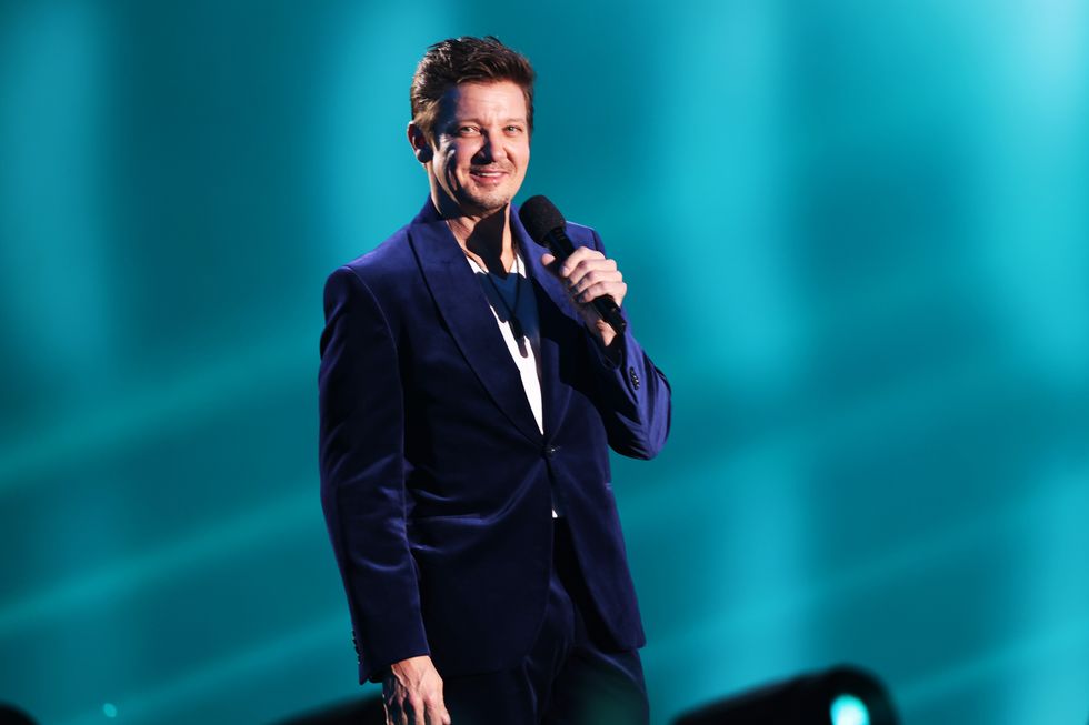 Jeremy Renner Receives Standing Ovation at People’s Choice Awards