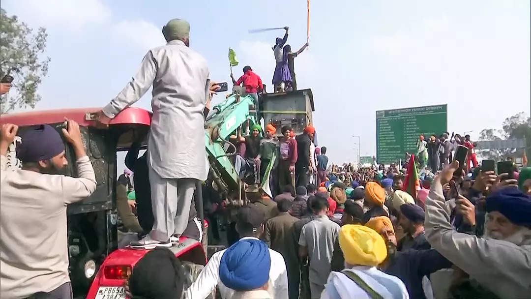 Farmers’ protest: With JCBs and cranes, this is how they plan to breach police security and enter Delhi