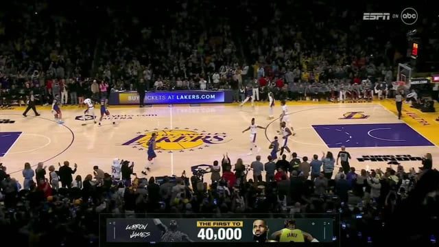 [Highlight] Lebron James becomes the FIRST player in the NBA to score 40,000 points with this spin move and lay in to the basket!