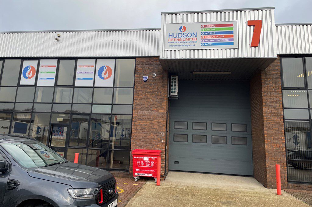 Lifting equipment specialist spreads to south coast