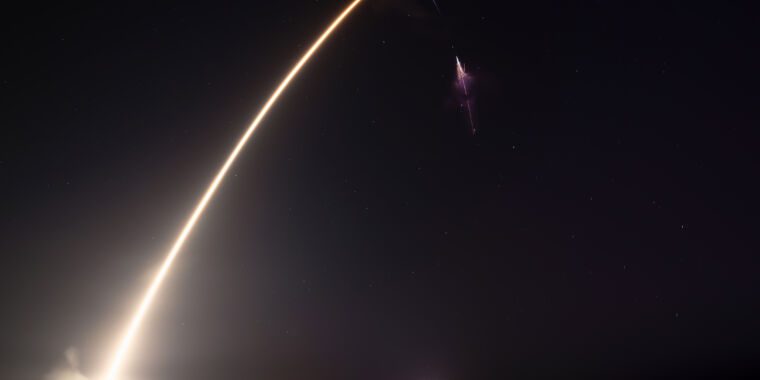 SpaceX just showed us what every day could be like in spaceflight