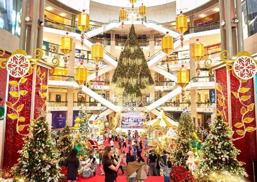 Singaporean man hit in the head with Christmas decor at Kuala Lumpur mall