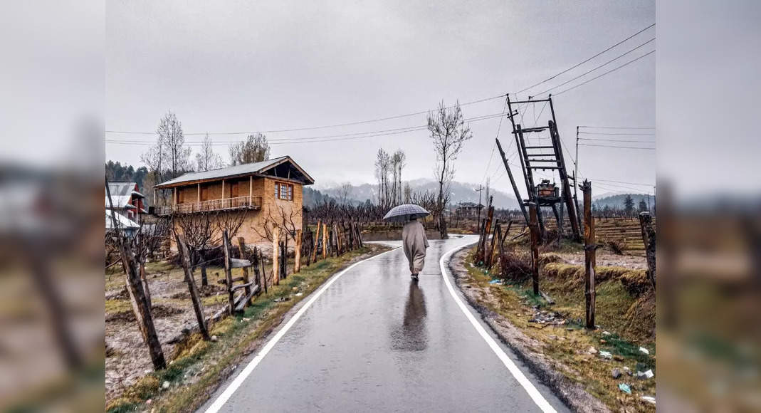 Kashmir weather update: Rainfall in Srinagar and snowfall in Gulmarg delight tourists