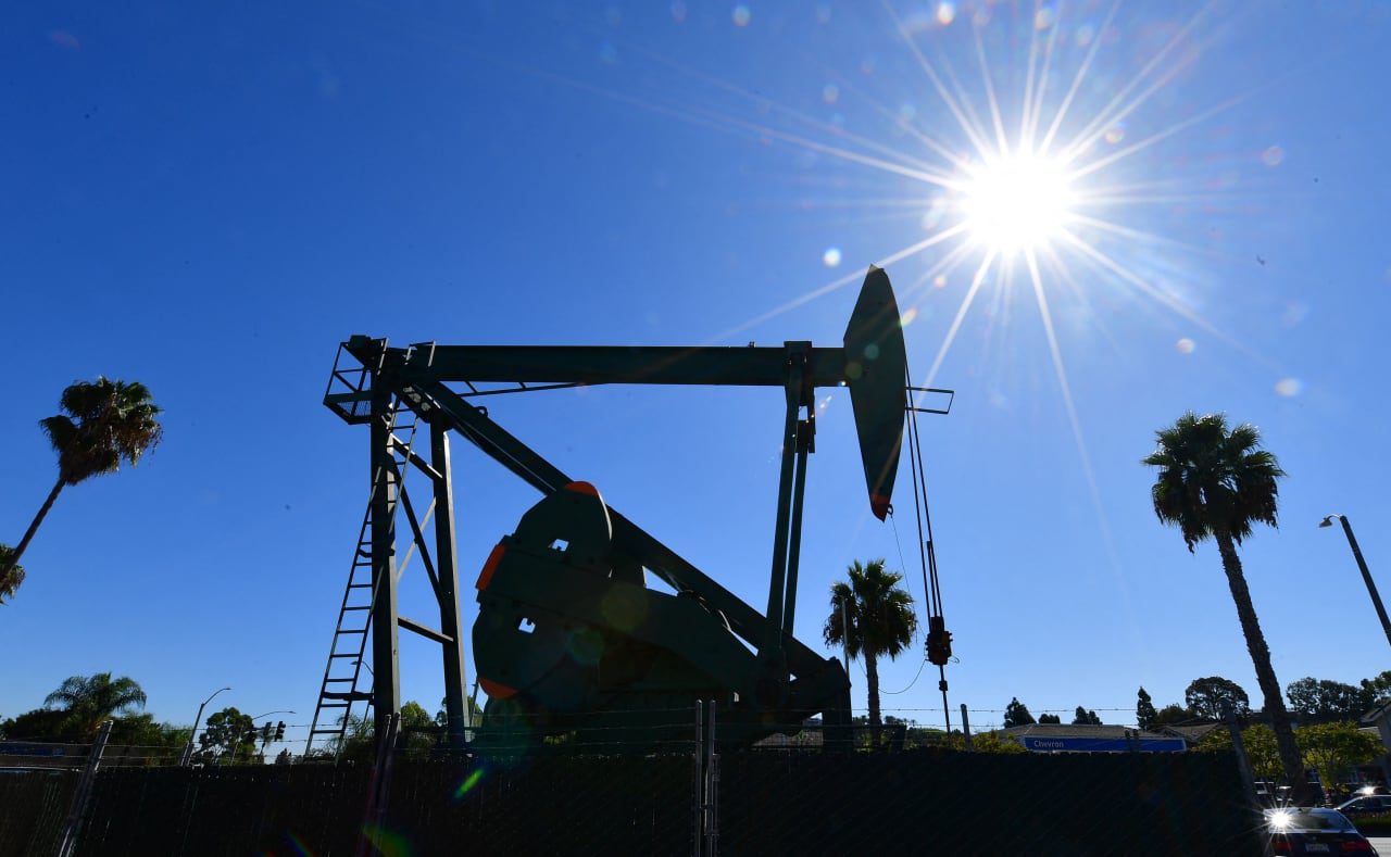 Oil prices end higher, buoyed by geopolitical tensions, Russia’s output cuts