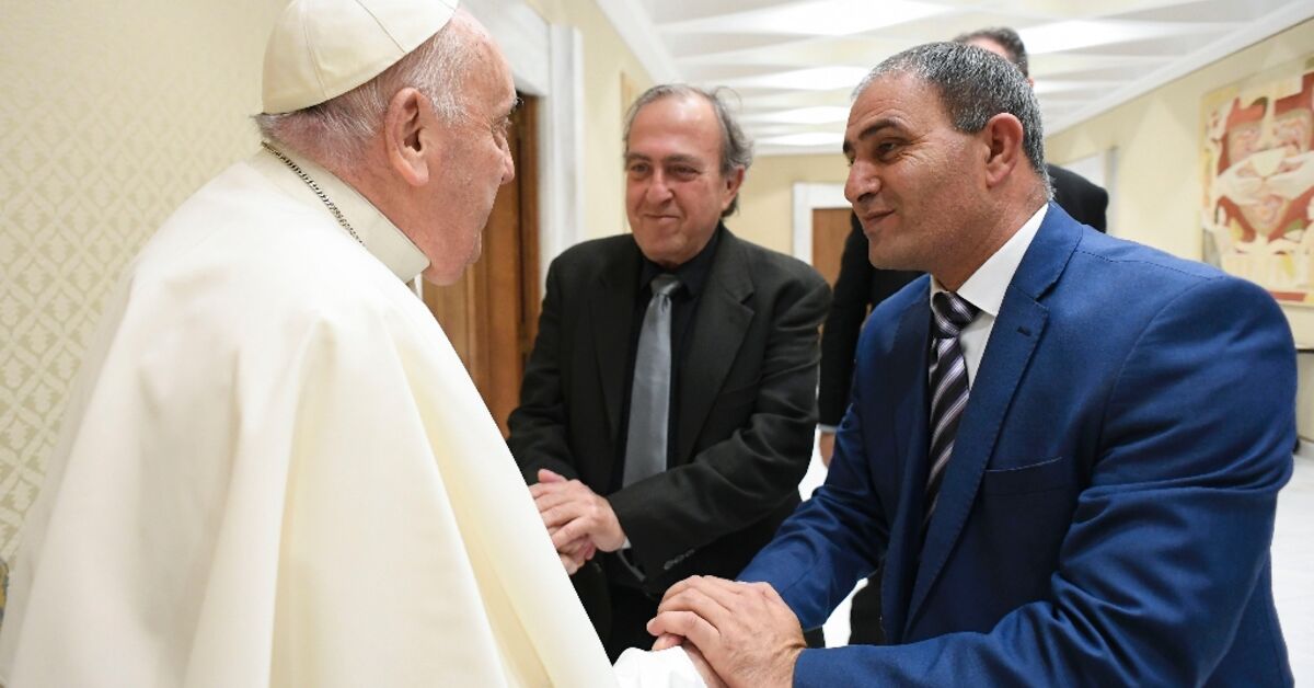 Pope remembers Holy Land Catholics, meets fathers bereaved by war