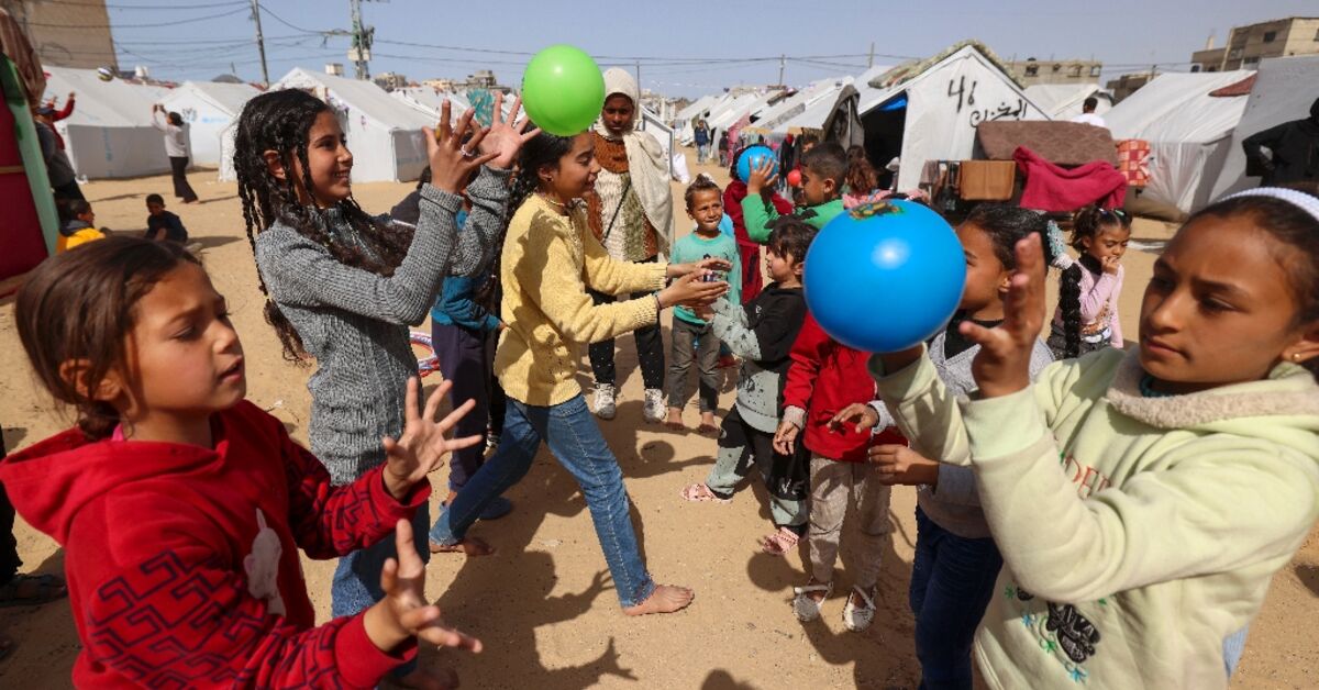 Clowns try to put smiles back on faces of Gaza children