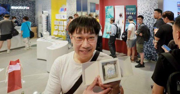 Man queues for 15 hours to get his hands on Snoopy-themed MoonSwatch, Singapore