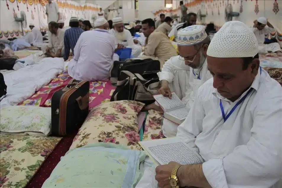 Muslim Observe Aitekaf in Pakistan