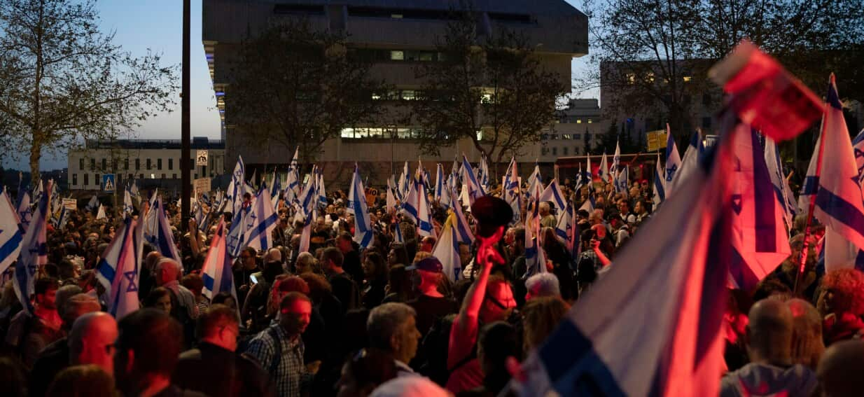 Tens of thousands rally against Benjamin Netanyahu in Jerusalem