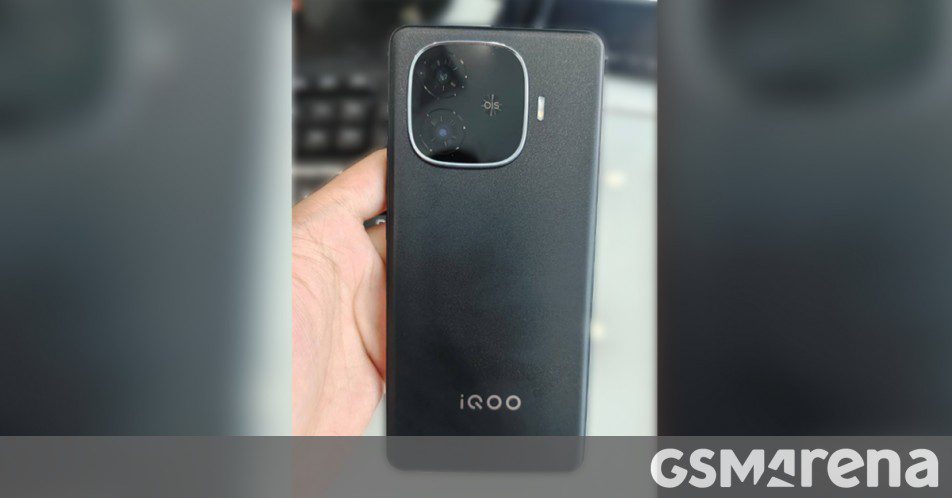 vivo iQOO Z9 Turbo pictured in hands-on photos