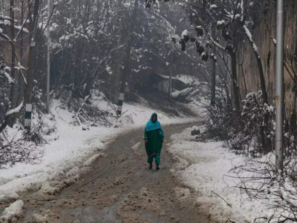 Srinagar: Rains lash valley; vital routes shut due to snowfall