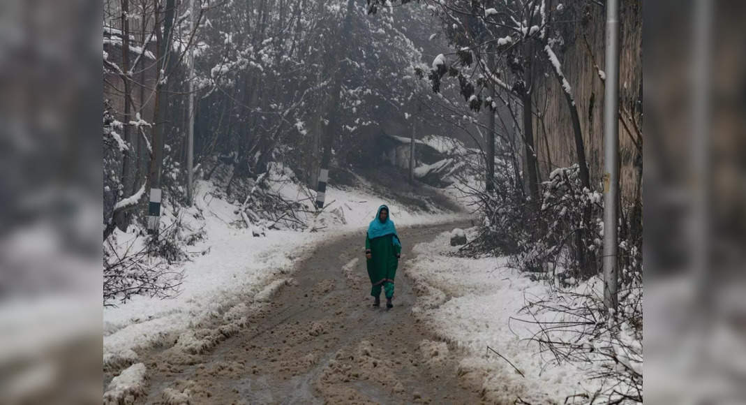 Srinagar: Rains lash valley; vital routes shut due to snowfall