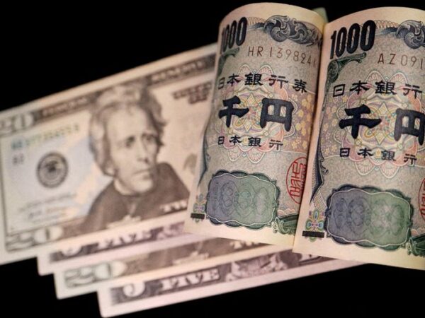 Yen clings to sharp gains after suspected intervention, Fed in focus