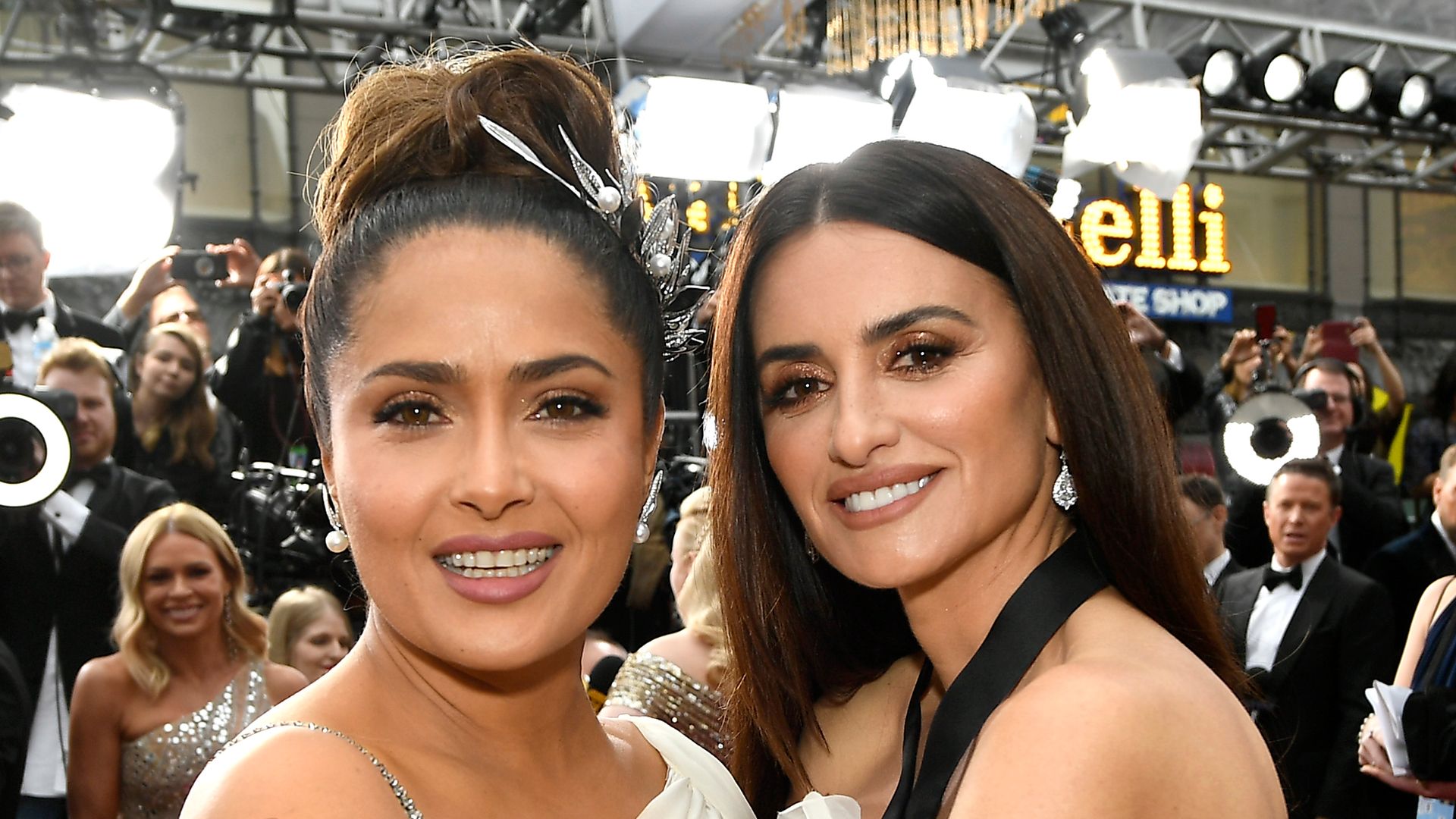 Salma Hayek and Penélope Cruz recall their emergency plane incident: ‘I thought maybe we were going to die’