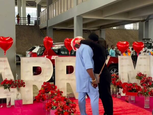 A Grand Airport Proposal! This Sweet #BNBling Will Make You Smile