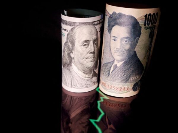 Yen poised for best week in over a year; dollar waits on US jobs data