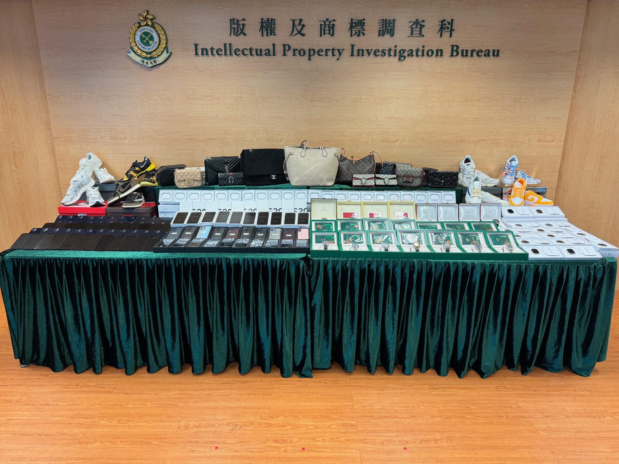 Hong Kong Customs teams up with Mainland and Macao Customs to combat cross-boundary counterfeit goods transshipment activities (with photo)