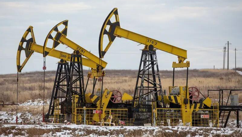 ‎Oil rises, heads for weekly loss