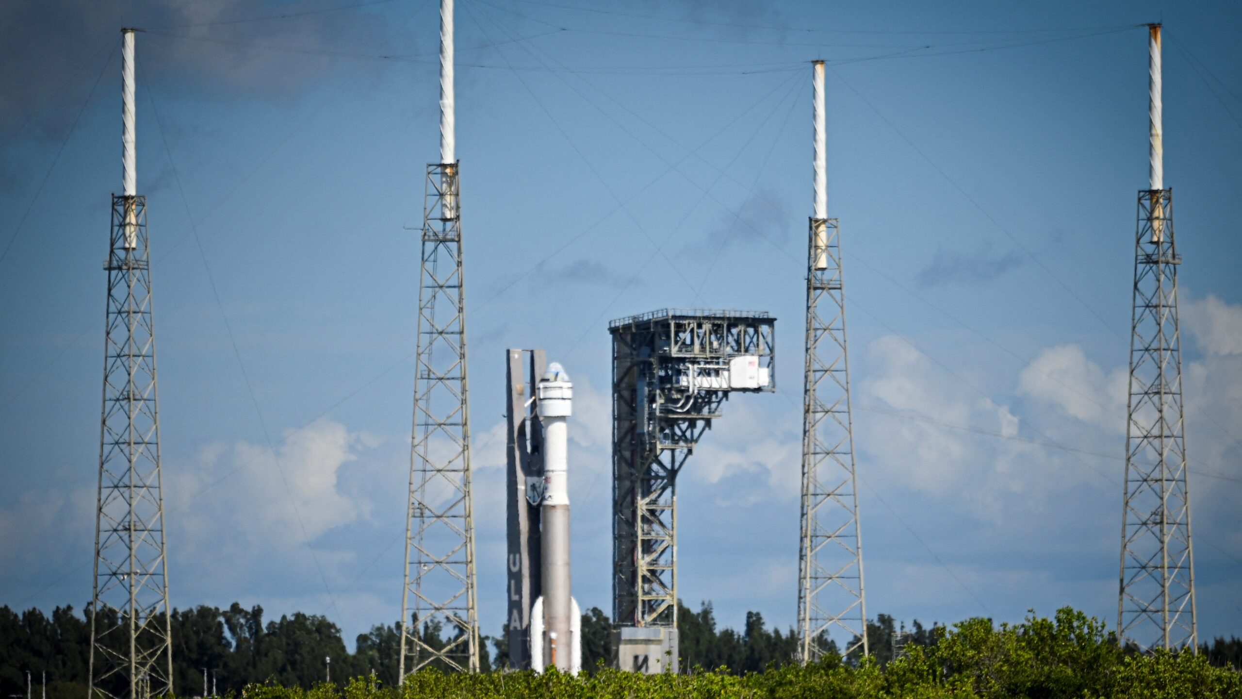 Boeing Starliner rolls out to launch pad for 1st astronaut flight on May 6 (photos)