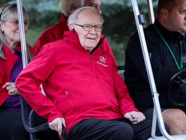 ‘I’m Smarter Now…But Also Poorer’: Warren Buffett Says Berkshire Hathaway Ditched Its Entire Stake in Paramount at a Big Loss