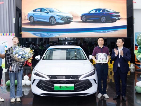 The First Batch of BYD Qin L Delivers, Wang Chuanfu Personally Hands Over the Car to the Owner